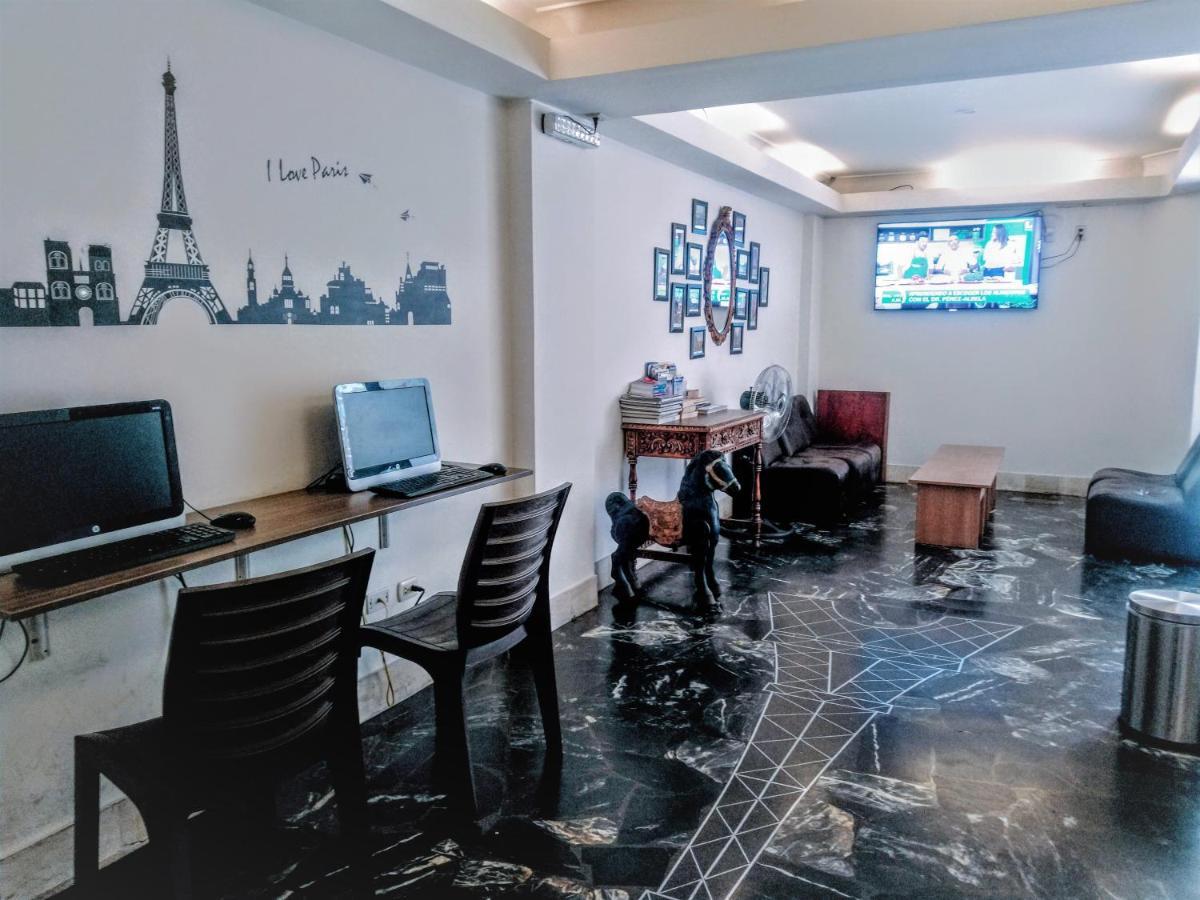 Paris Hotel 2*